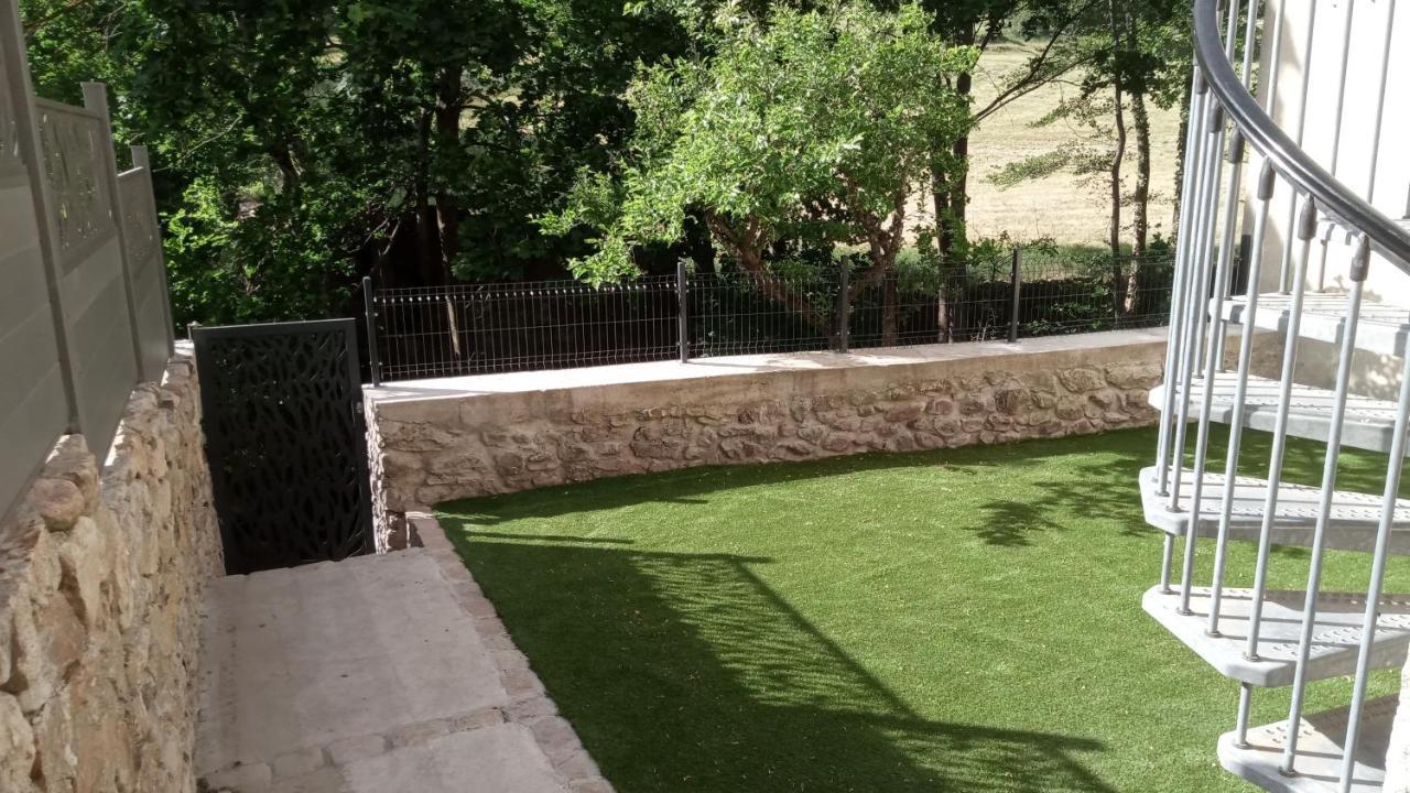 Charmante Petite Maison En Pierre, Avec Acces Autonome * Satillieu
